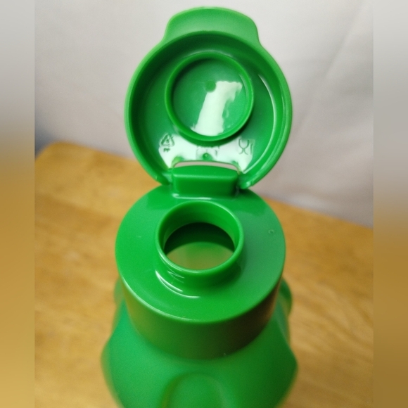 New Green Tupperware 1 Letter Eco Friendly Water Bottle - Picture 5 of 5